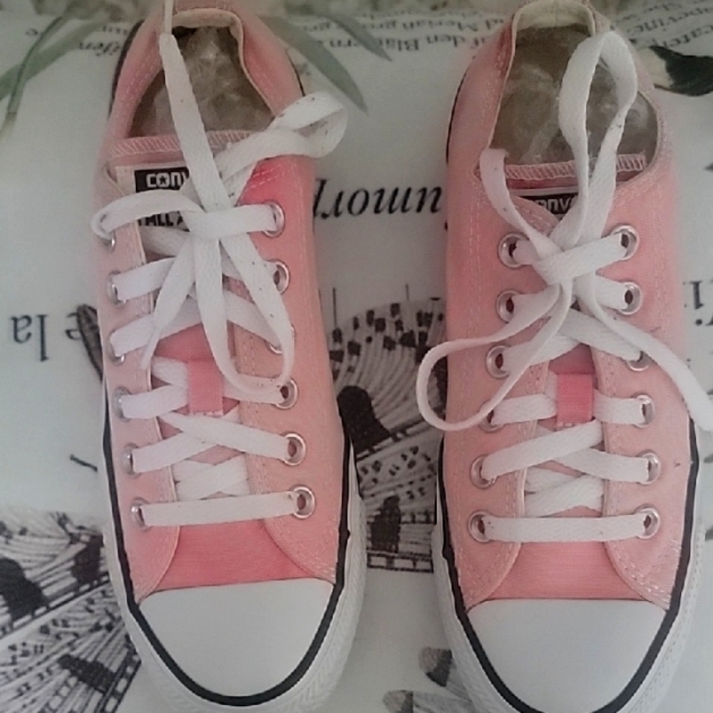 CONVERSE SNEAKERS SIZE 7 NWOT